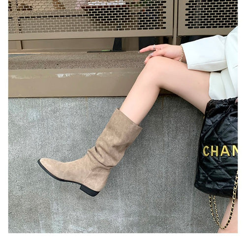 Damen Wadenhohe Stiefel aus Veloursleder mit lässigen Schaftfalten und flachem Absatz Nord Taschen