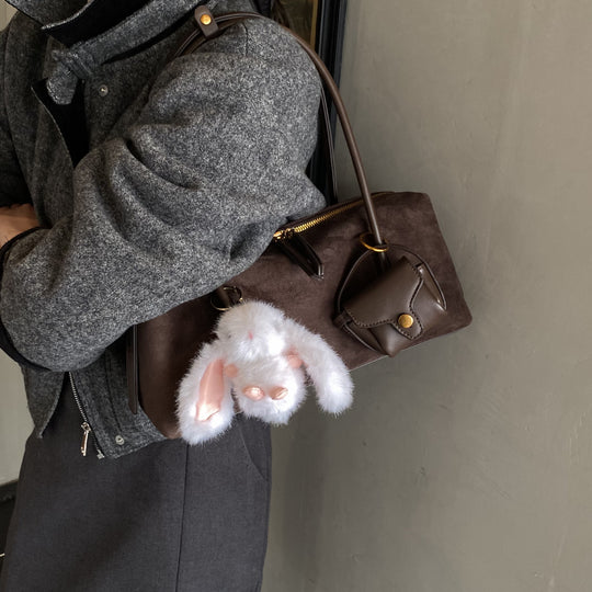Damen elegante Umhängetasche aus hochwertigem Wildleder mit verspieltem Kaninchenanhänger Nord Taschen