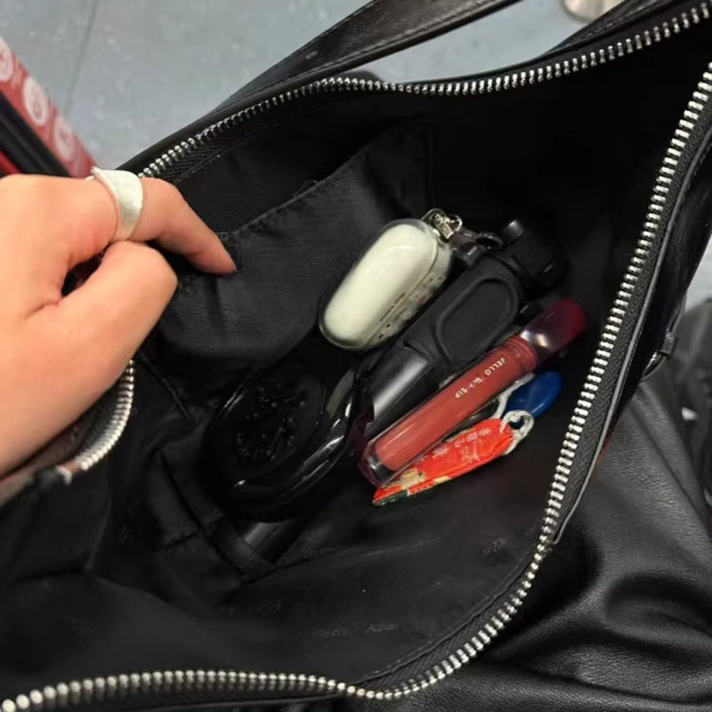 Damen Hobo-Tasche mit modernen Schnallenakzenten und leicht gewölbter Silhouette Nord Taschen
