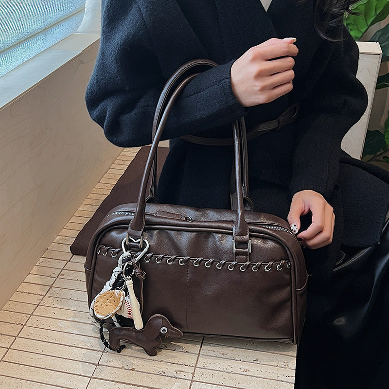 Damen stilvolle Premium Handtasche mit verspieltem Anhänger Nord Taschen