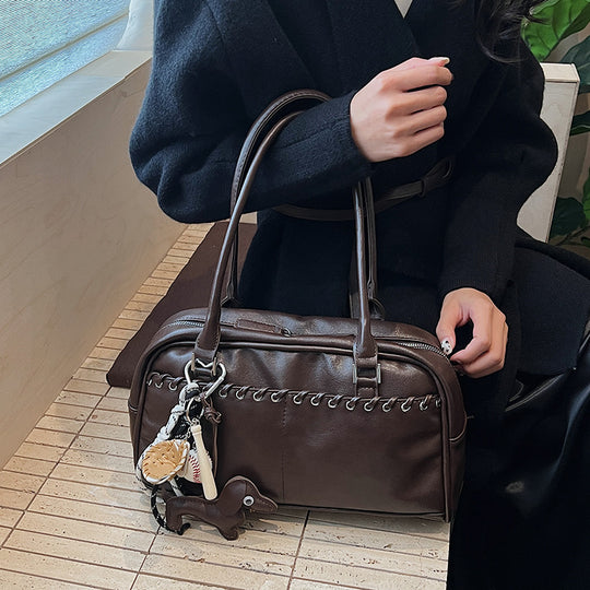 Damen stilvolle Premium Handtasche mit verspieltem Anhänger Nord Taschen