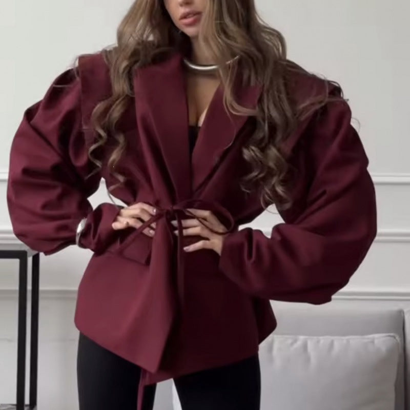 Damen Taillierter Blazer mit zarter Bindeband-Taille, betonter Schulterpartie und Pattentaschen Nord Taschen