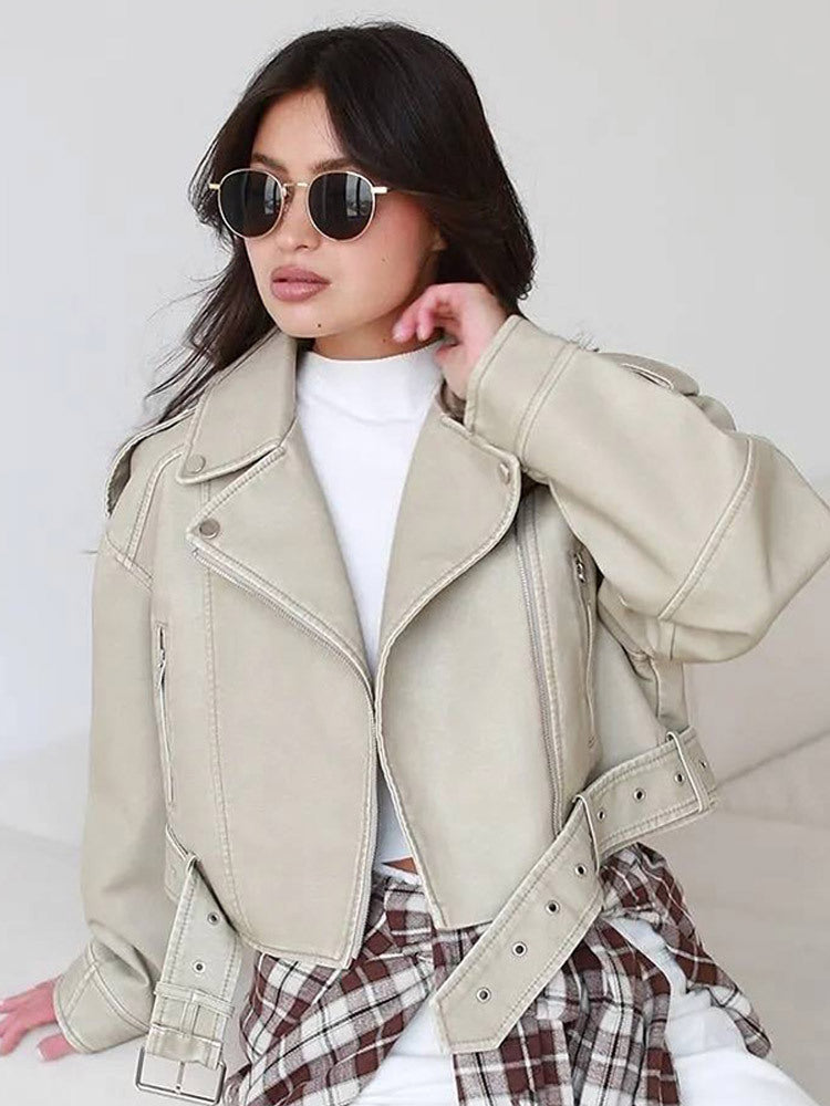 Damen Kurzschnitt Bikerjacke aus veganem Kunstleder mit breitem Taillengürtel und sichtbaren Ziernähten Nord Taschen