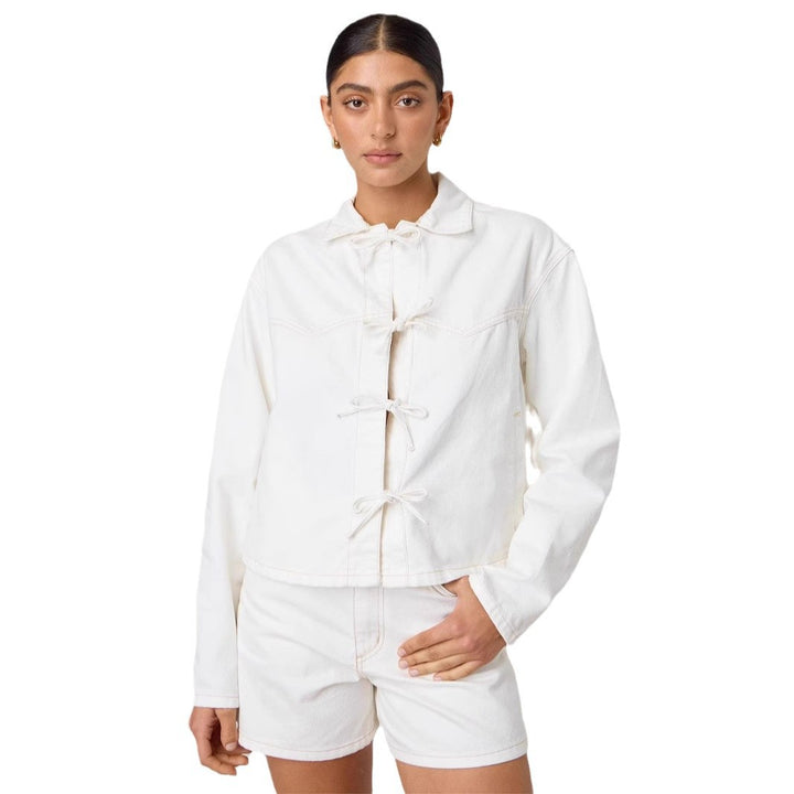 Damen kurze Denimjacke mit dekorativen Knotenverschlüssen, kastiger Silhouette und Hemdkragen Nord Taschen