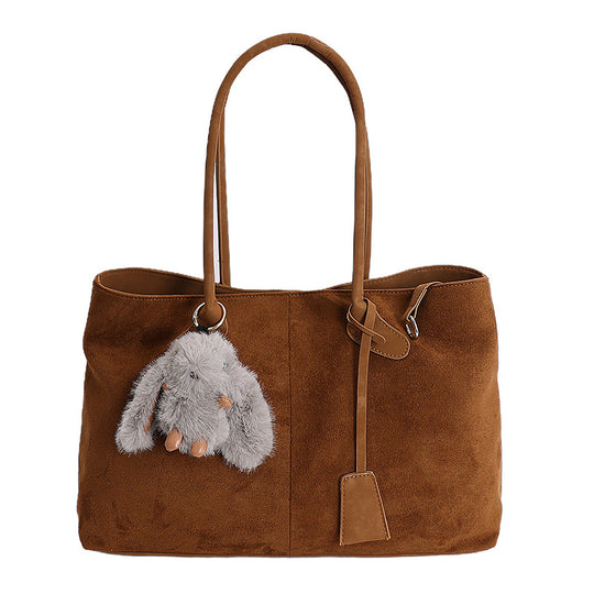 Damen modische Schultertasche aus hochwertigem Wildleder mit charmantem Plüschanhänger Nord Taschen