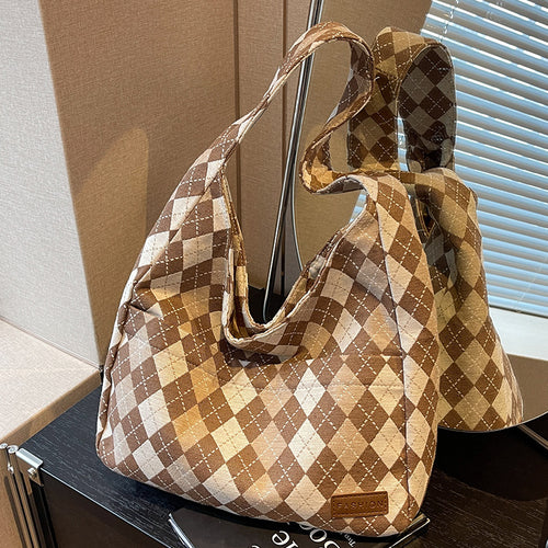 Damen Umhängetasche mit modernem Rautenmuster und praktischen Innenfächern Nord Taschen