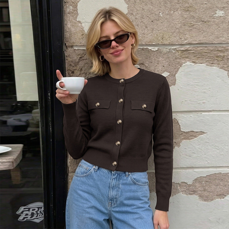 Damen Kurzgeschnittener Feinstrick-Cardigan mit Zierpatten und goldfarbenen Knöpfen Nord Taschen
