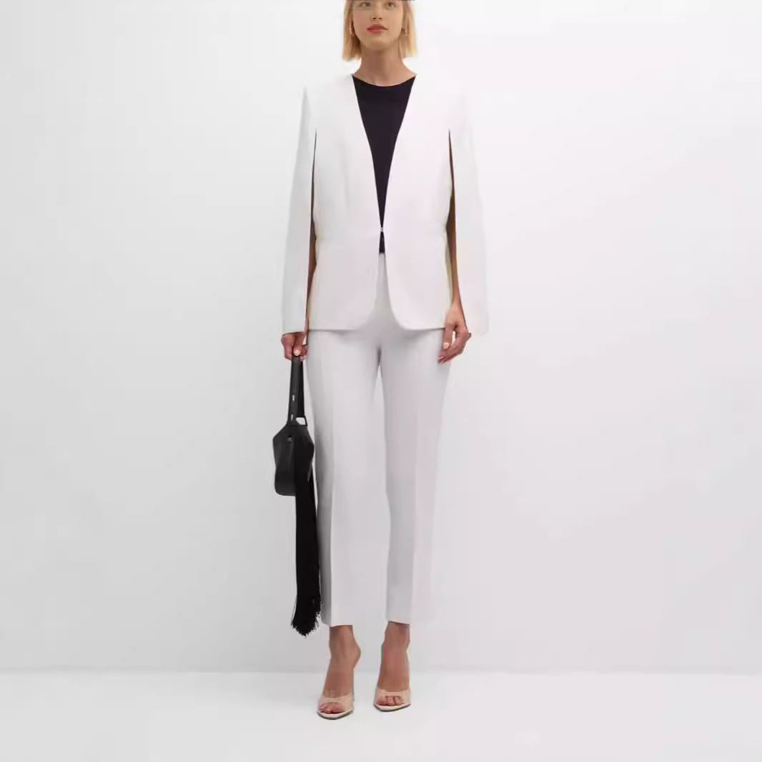 Damen Elegantes Cape‑Blazer‑Set mit offenem Ärmelschlitz und schmaler Anzughose Nord Taschen