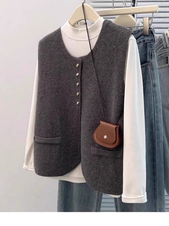 Damen Kurzgeschnittene Ärmellose Strickweste mit Perlenknopfleiste und aufgesetzten Taschen Nord Taschen