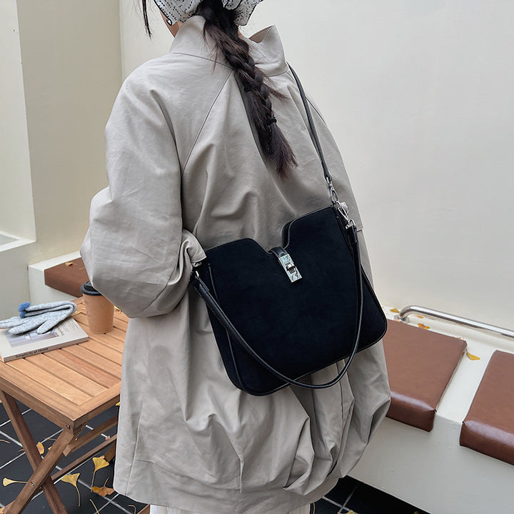 Damen Hobo-Tasche aus weichem Wildleder mit edlem Verschluss Nord Taschen