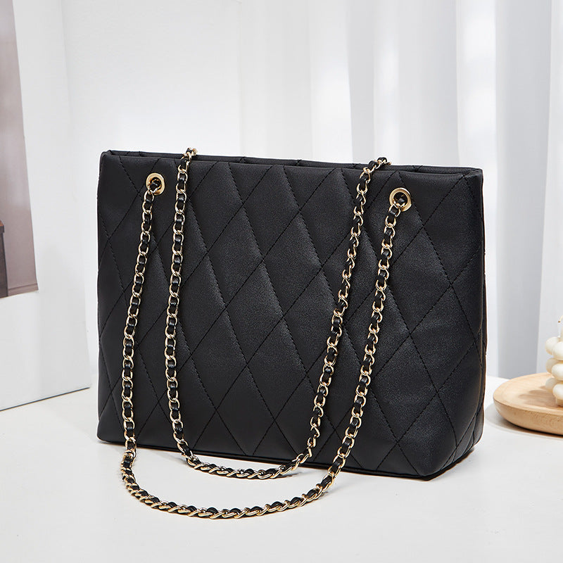 Damen Einkaufstasche mit eleganter Steppung und goldfarbener Kette Nord Taschen