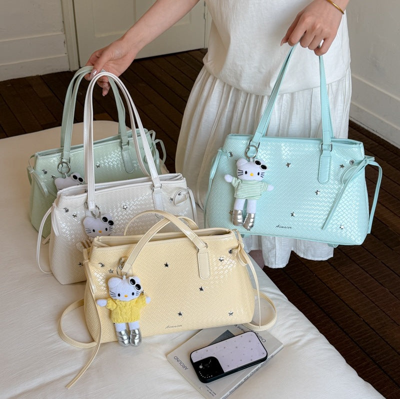 Damen Designer Handtasche mit verspieltem Anhänger und strukturiertem Obermaterial Nord Taschen