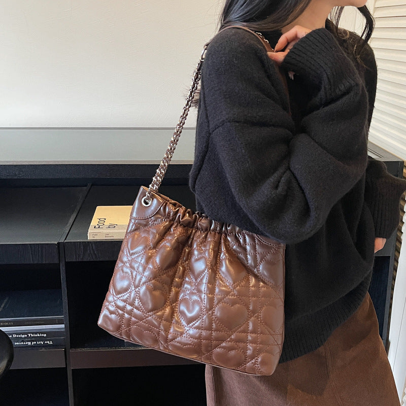 Damen geflochtene Hobo-Tasche mit dekorativem Kettenakzent Nord Taschen