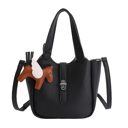 Damen Handtasche aus strukturiertem Kunstleder mit abnehmbarem Anhänger Nord Taschen