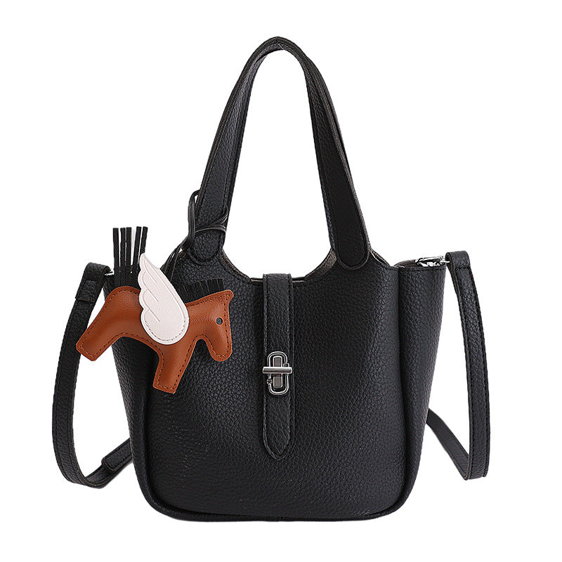 Damenhandtasche mit tierischem Anhänger Nord Taschen