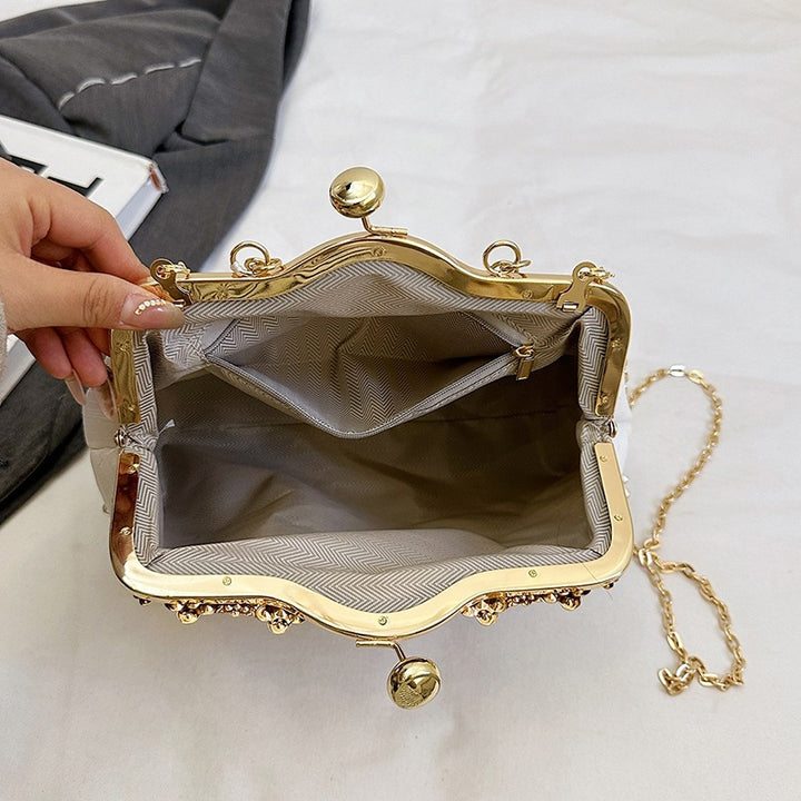Damen elegante Handtasche mit perlenverziertem Design und Metallakzenten Nord Taschen