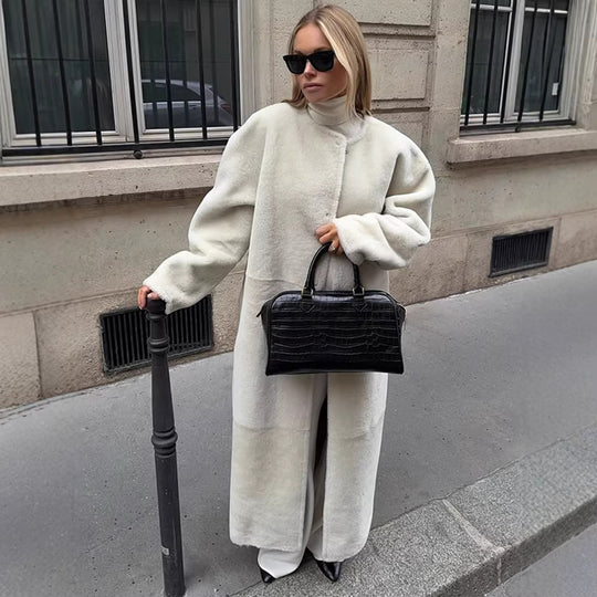 Damen Maxilanger Oversize-Teddymantel mit minimalistischem Stehkragen und verdeckter Druckknopfleiste Nord Taschen