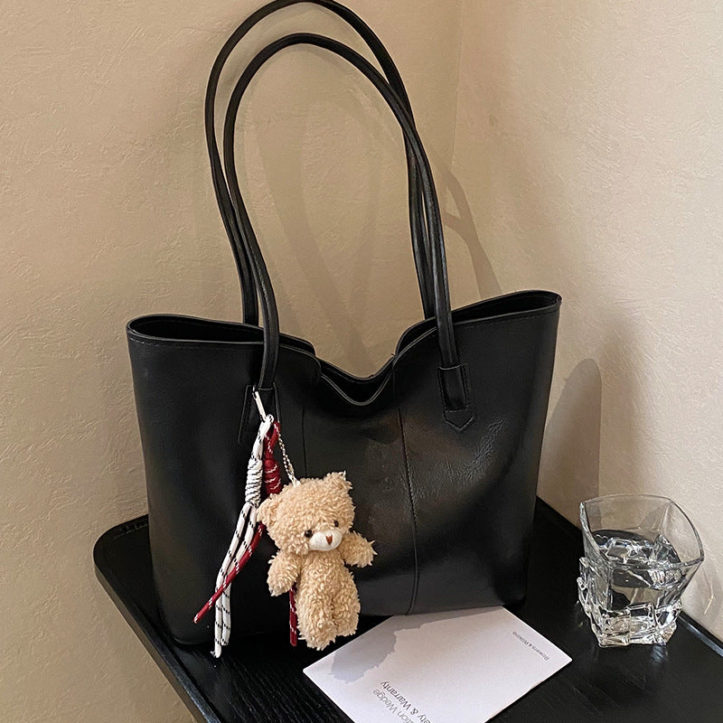 Damen Tasche mit eleganter Struktur und verspieltem Anhänger Nord Taschen