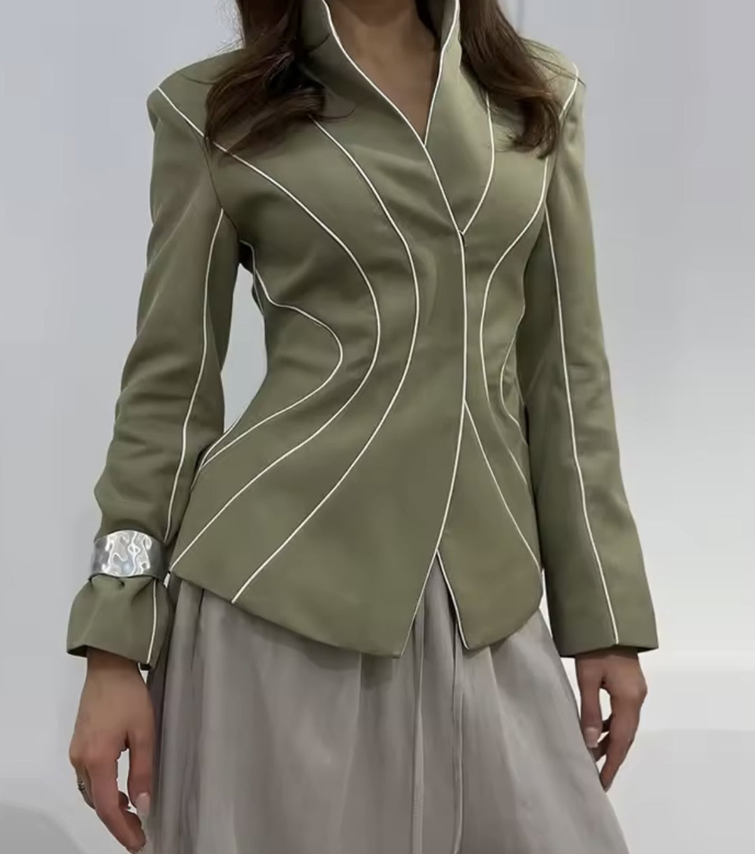 Damen Skulpturale Taillierte Blazerjacke mit Stehkragen und Zierpaspeln Nord Taschen