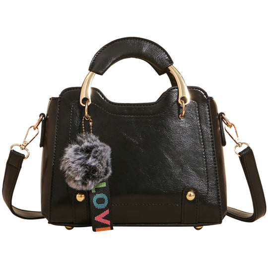 Damen Handtasche mit strukturiertem Kunstleder, abnehmbarem Schulterriemen und dekorativem Pelzanhänger Nord Taschen