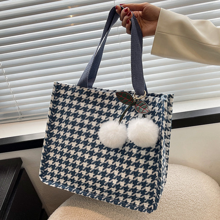 Damen Jute-Tasche mit modernem Hahnentritt-Muster und verspieltem Pompon Nord Taschen