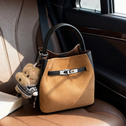 Damen modische Handtasche mit kuscheligem Teddy-Anhänger Nord Taschen