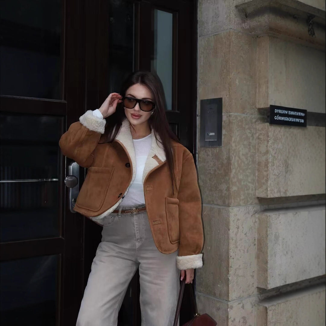 Damen Kurzjacke im Lammfell‑Look mit hohem Stehkragen und aufgesetzten Taschen Nord Taschen