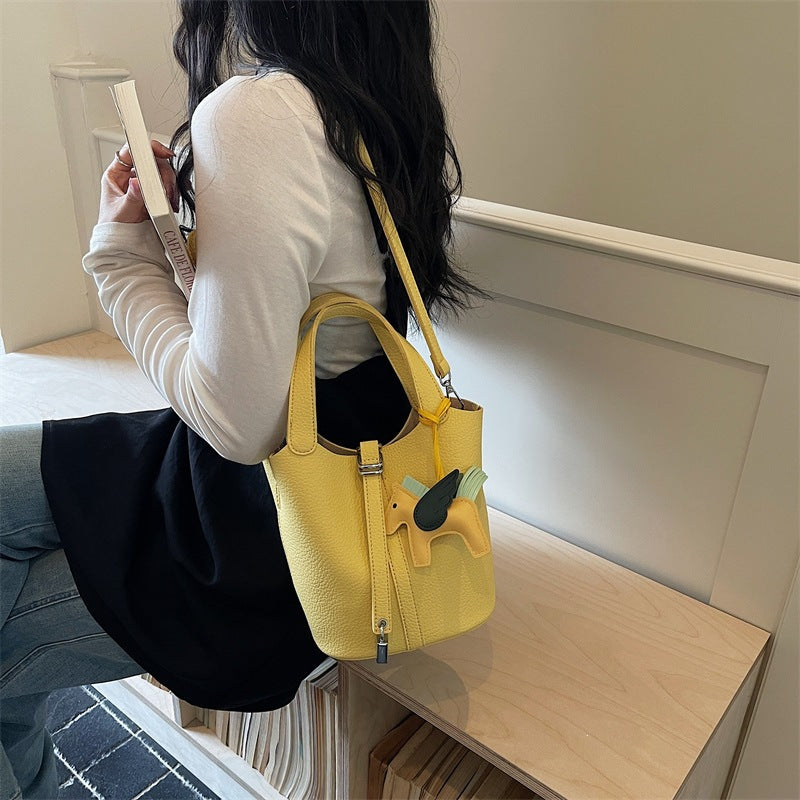 Damen Hobo-Tasche mit einzigartigem Tieranhänger und praktischem Tragegurt Nord Taschen