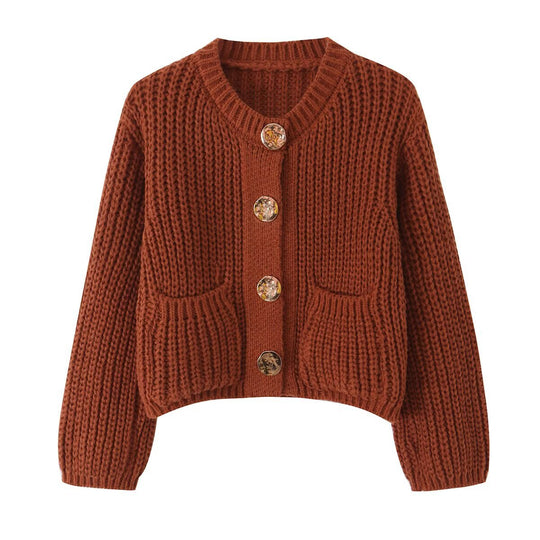 Damen Grobgestrickte Kurzstrickjacke mit großen Zierknöpfen und aufgesetzten Taschen Nord Taschen