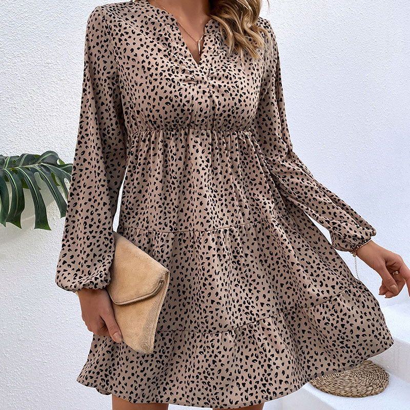 Damen Luftiges Stufen-Chiffonkleid mit V-Ausschnitt, Smocktaillierung und dezentem Animal-Print Nord Taschen