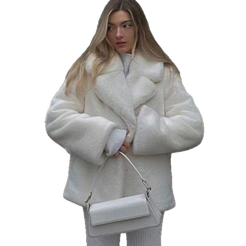 Damen Kurzmantel aus veganem Hochflor mit voluminösem Schalkragen und kastiger Silhouette Nord Taschen