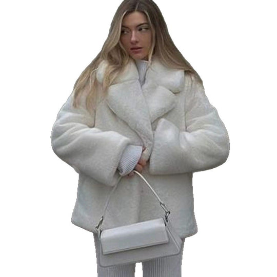 Damen Kurzmantel aus veganem Hochflor mit voluminösem Schalkragen und kastiger Silhouette Nord Taschen