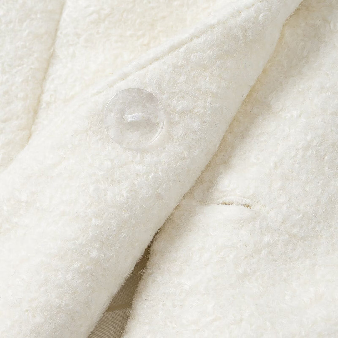 Damen Taillierte Bouclé-Kurzjacke mit rundem Ausschnitt und goldenen Schmuckknöpfen Nord Taschen
