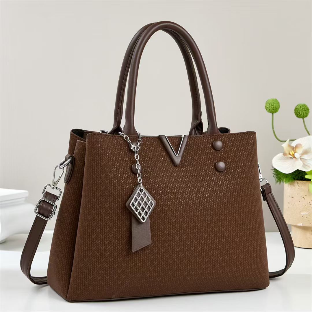 Damen elegante Handtasche mit abnehmbarem Schultergurt und dekorativem Anhänger Nord Taschen