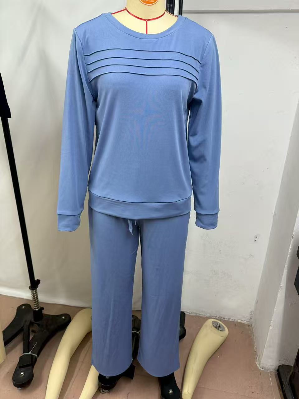 Damen Lounge-Set aus weichem Sweatstoff mit gerafftem Oberteil und weit geschnittenen Jogginghosen Nord Taschen