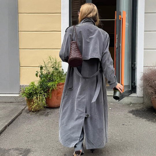 Damen Maxilanger Oversize-Trenchcoat aus softem Velours mit Schulterpatten und doppelreihiger Knopfleiste Nord Taschen