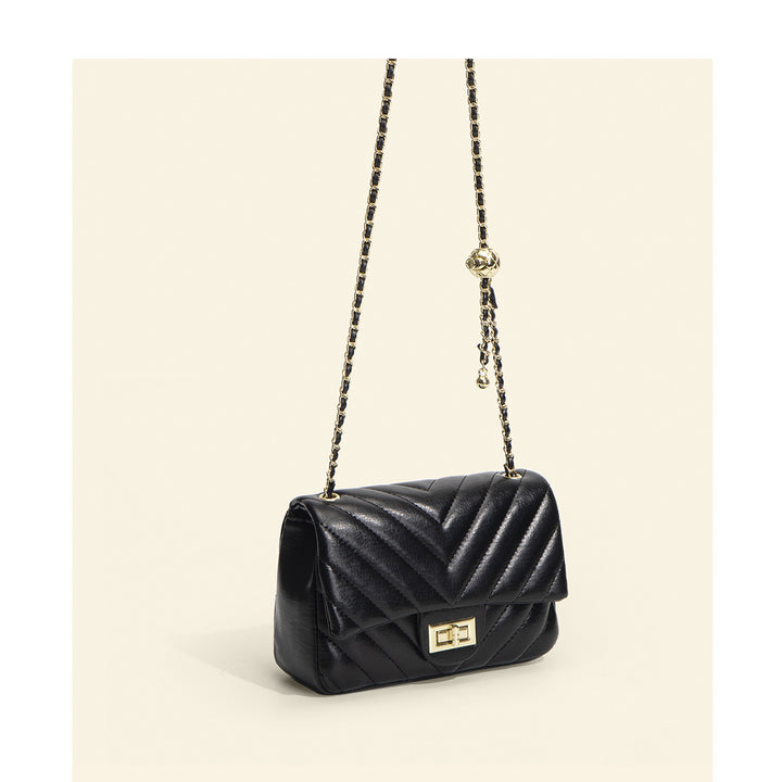 Damen Schultertasche mit elegantem Faltendesign und hochwertiger Kettenapplikation Nord Taschen