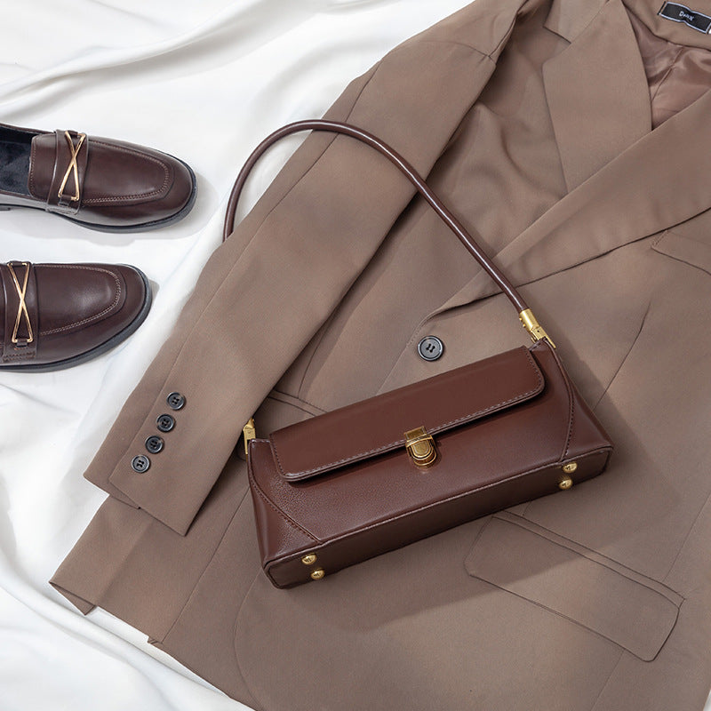 Damen Clutch mit eleganter Faltoptik und stilvollen Metallakzenten Nord Taschen