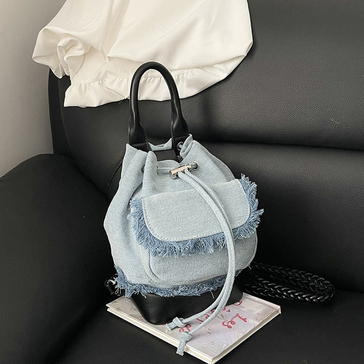 Damen Denim Rucksack mit verspielten Fransen und praktischen Trageoptionen Nord Taschen