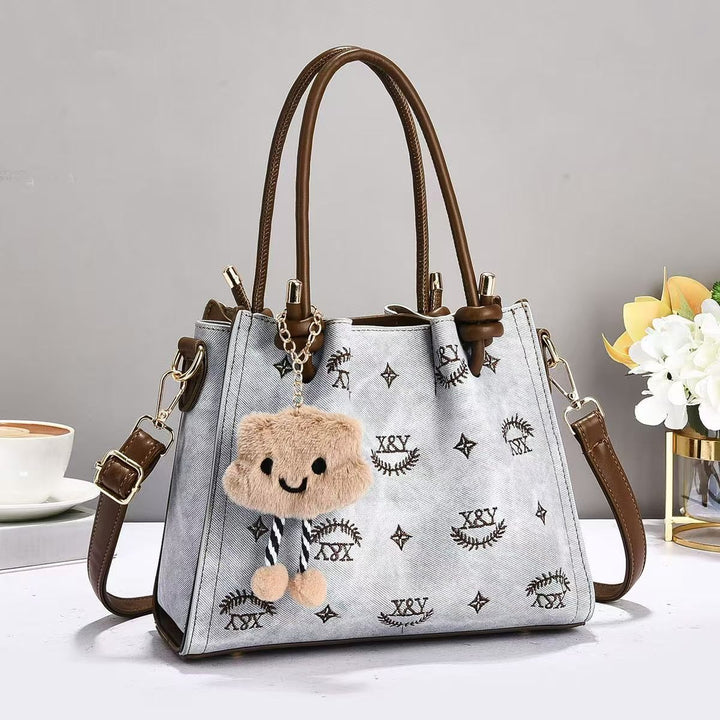 Damen modische Handtasche mit verspieltem Charme und abnehmbarem Anhänger Nord Taschen