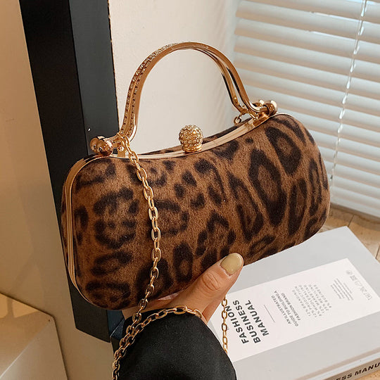 Damen Handtasche mit elegantem Leopardenmuster und wertvollen Details Nord Taschen