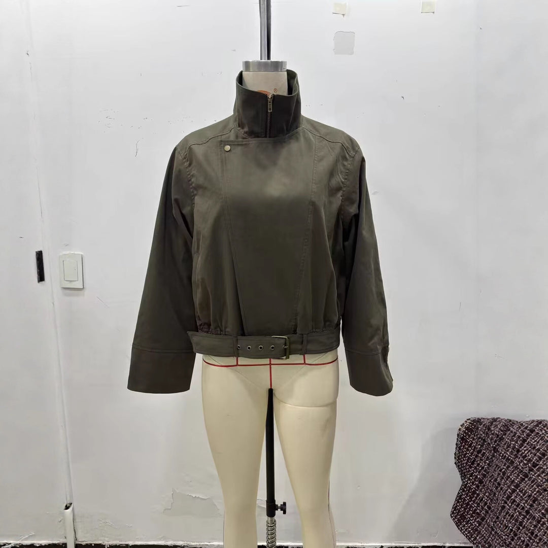 Damen Kurzblouson mit hohem Stehkragen, verdecktem Reißverschluss und Taillengürtel Nord Taschen