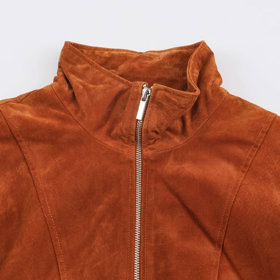 Damen Kurz geschnittene Wildlederjacke im Blouson‑Stil mit taillierten Abnähern und Metallreißverschlüssen Nord Taschen