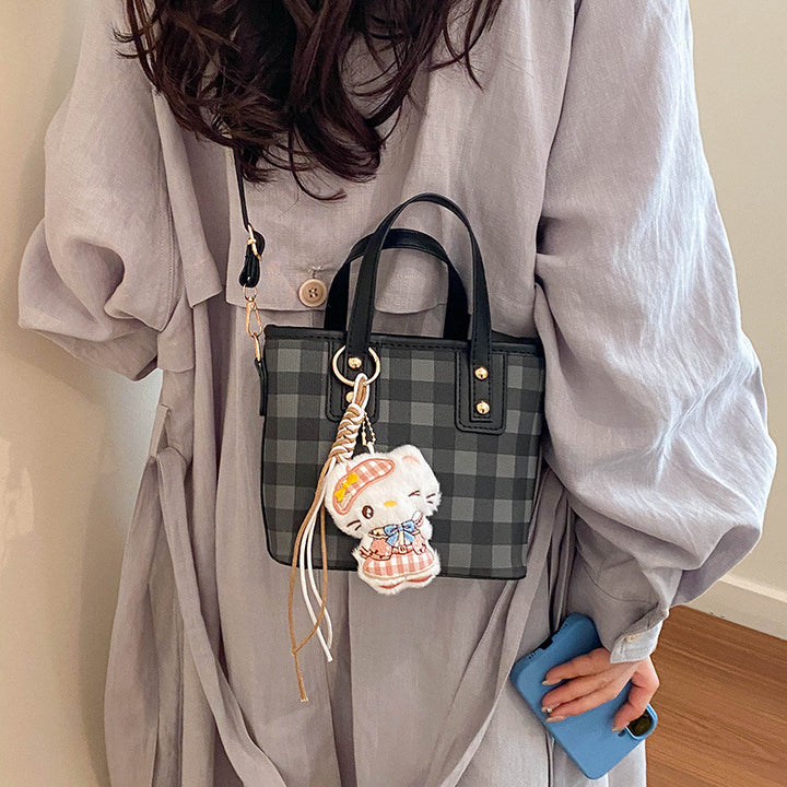 Damen Mini-Handtasche mit kariertem Design und verspieltem Anhänger Nord Taschen