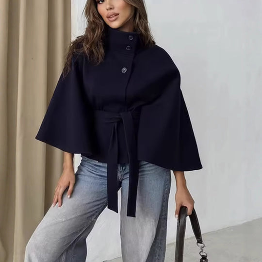 Damen 2900+ eleganter kurzer Cape‑Umhang mit Stehkragen, Knopfleiste und Taillenband Nord Taschen