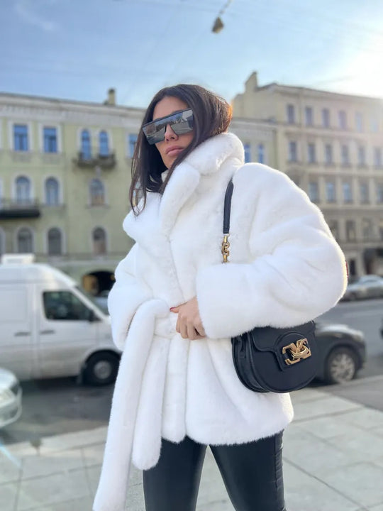 Damen Kurzmantel aus luxuriösem Kunstpelz mit Taillengürtel und hohem Schalkragen Nord Taschen