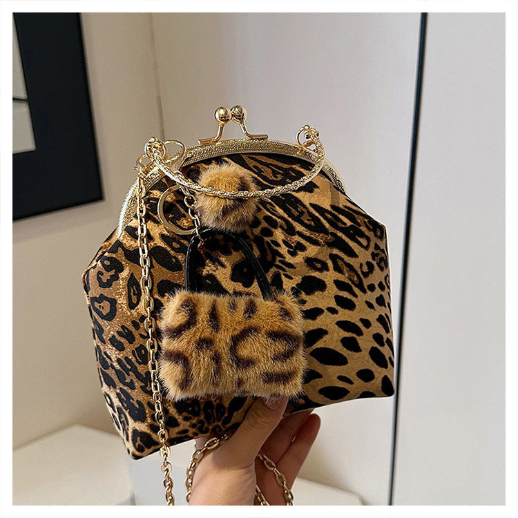 Damen Handtasche im Leopardenmuster mit goldenem Akzent Nord Taschen