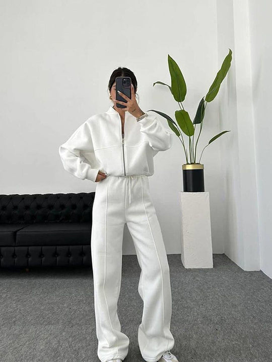 Damen sportive Oversize-Fleecejacke mit diagonaler Reißverschluss-Optik und weit geschnittener High-Waist-Jogginghose Nord Taschen