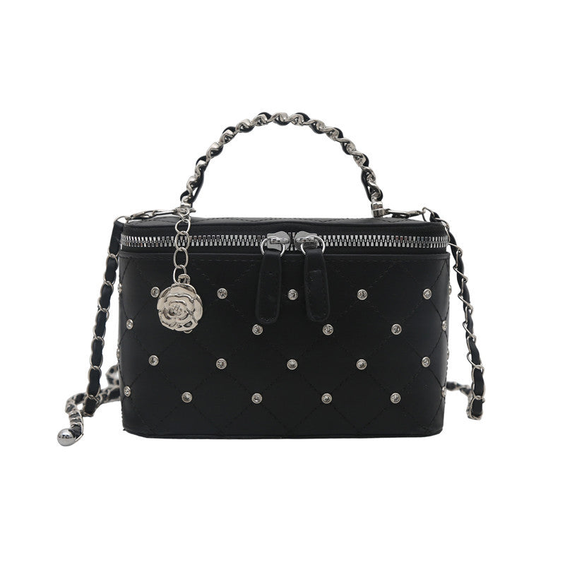 Damen stilvolle Handtasche mit ausgestelltem Design und Kettenverzierung Nord Taschen