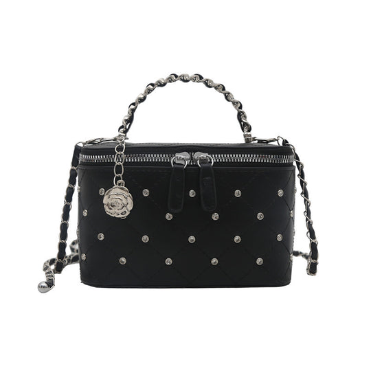 Damen stilvolle Handtasche mit ausgestelltem Design und Kettenverzierung Nord Taschen